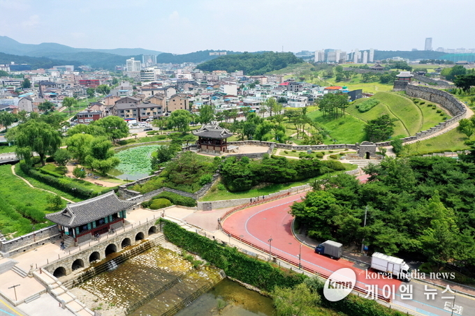 1919년 3월1일 횃불시위대가 결집했던 방화수류정에서 화서문으로 이어지는 성곽