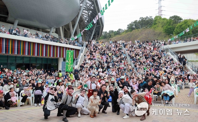  용인어린이상상의숲에서 이상일 시장과 행사에 참여한 시민들이 기념촬영을 하고 있다. 사진/ 용인특례시청 제공