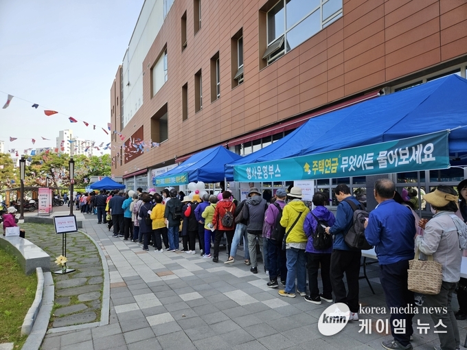 제53회 어버이날 기념 행사, 감사해孝, 사랑해孝’를 진행하고있다. 사진/평택남부노인복지관 제공