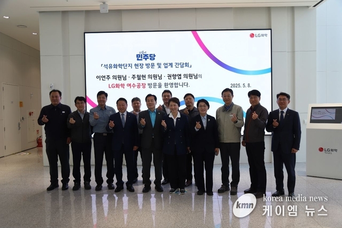 참석자들이 기념촬영을 하고있다.