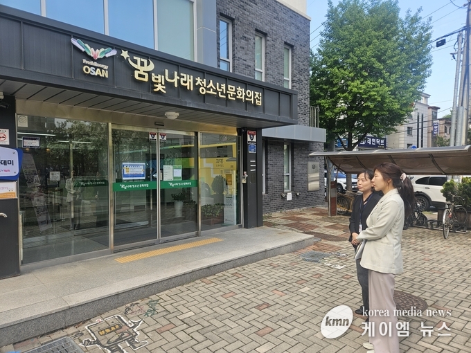 전 의원이 청소년문화시설을 방문하고 있다