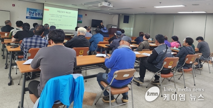 평택시 2025년 외국인 계절근로자 고용주 교육을 하고있다. 사진/평택시청 제공