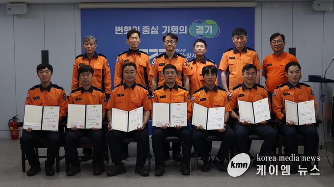 소방기술경연대회 및 재난구조 유공자 표창 수여식을 개최 후 기념촬영을 하고 있다. 사진/화성소방서 제공