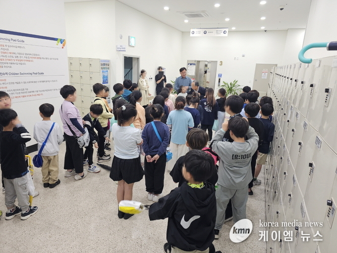여주 지역 17개 초등학교의 약 1,200여명의 학생들을 대상으로 생존수영 프로그램을 진행