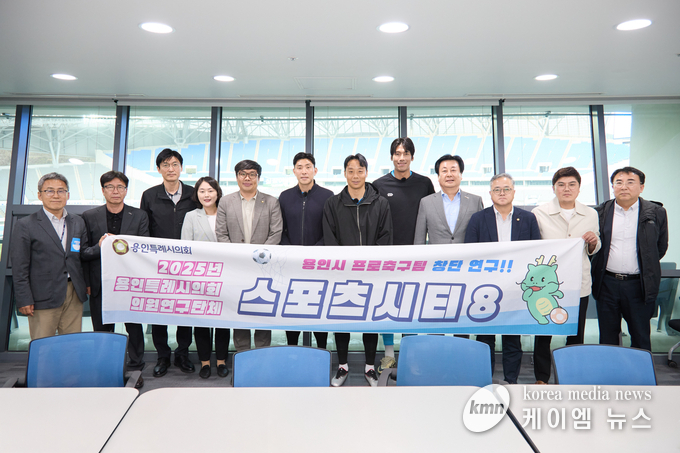 간담회를 마치고 기념촬영을 하고 있다.