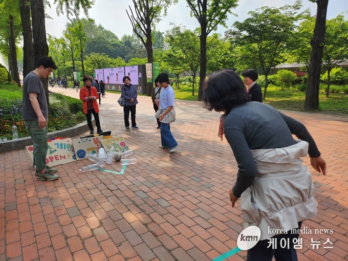 환경캠페인을 하고 있다.