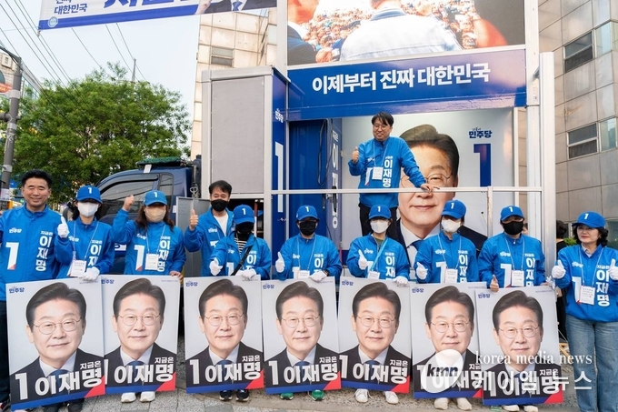오산 롯데마트 사거리에서 ‘대선 승리’를 위한 출정식을 열고 있다.