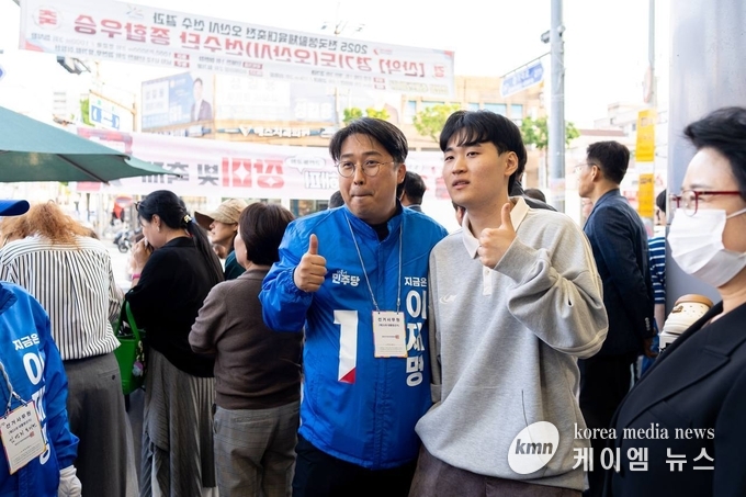 청년과 기념촬영을 하고있다.