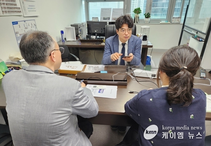 경기도 보건건강국 의료자원과 의료관리팀과의 간담회를 하고 있다. 사진/경기도의회 제공