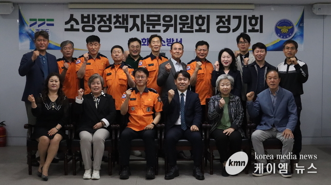 회의를 마치고 기념촬영을 하고 있다. 