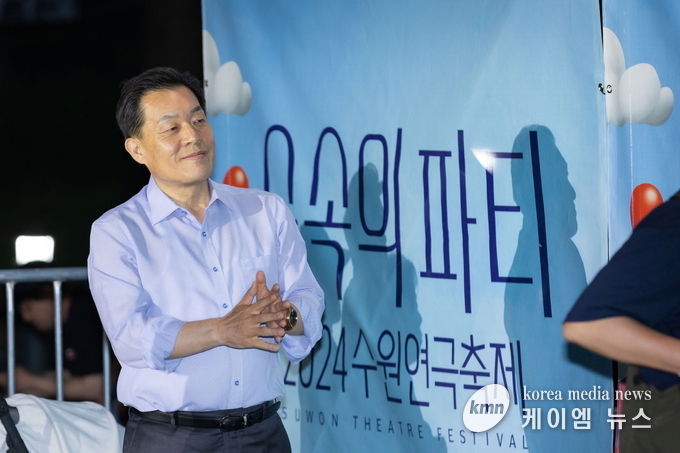 이재준 수원특례시장이 지난해 경기상상캠퍼스에서 열린 수원연극축제 현장을 둘러보고 있다.