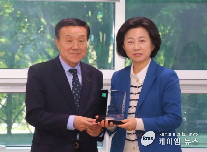 한국4-H중앙본부 전병설 회장이 송옥주 의원에게 정책 자문위원 위촉패를 전달하고 있다.