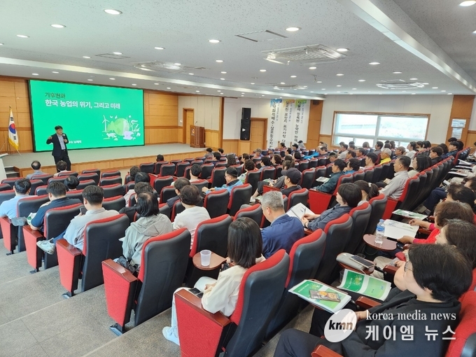 남재작 한국정밀농업연구소장이 기후변화와 농업의 위기, 미래 특강을 하고 있다. 사진/안성시청 제공