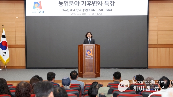 김보라시장이 현장을 찾아 인사말을 전하고 있다.