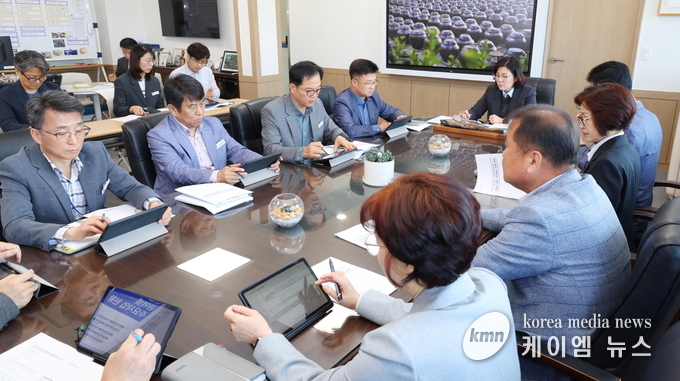 12일 시장 주재로 간부 공무원들과 함께 공정선거 추진 대책 회의를 개최했다. 사진/안성시청 제공