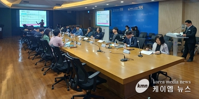 아동친화도시 조성을 위한 세부적이고 현실적인 사안에 관해 의견을 나누고 있다. 사진/평택시청 제공