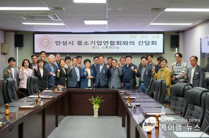 간담회를 마치고 참석자들이 기념촬영을 하고 있다. 사진/안성시의회 제공