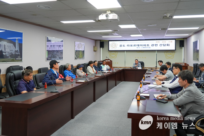 공도읍 라포르테 아파트 개발과 관련해 간담회를 하고 있다. 사진/안성시의회 제공