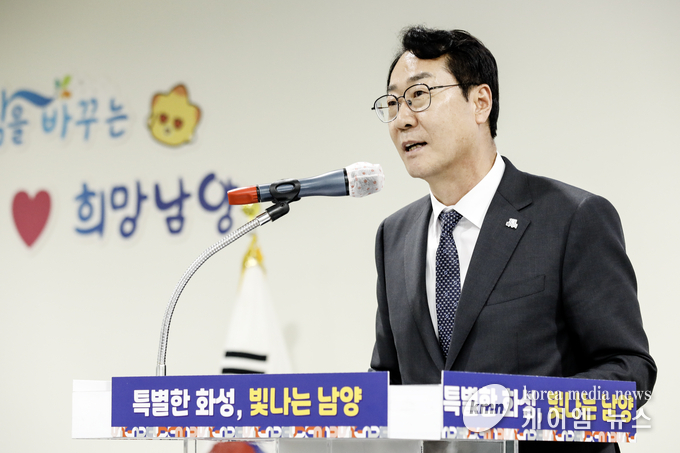 정명근 화성특례시장이 13일 남양읍 임시청사 개청식에서 축사하고 있다