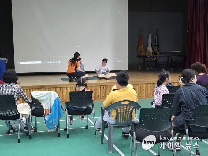 심폐소생술 교육을 하고 있다. 사진/ 화성소방서 제공