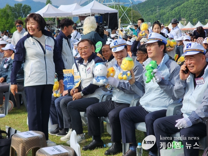배정수 의장(우측 세번째)과 참석자들이 화성시를 응원하고있다. 사진/김영진 기자