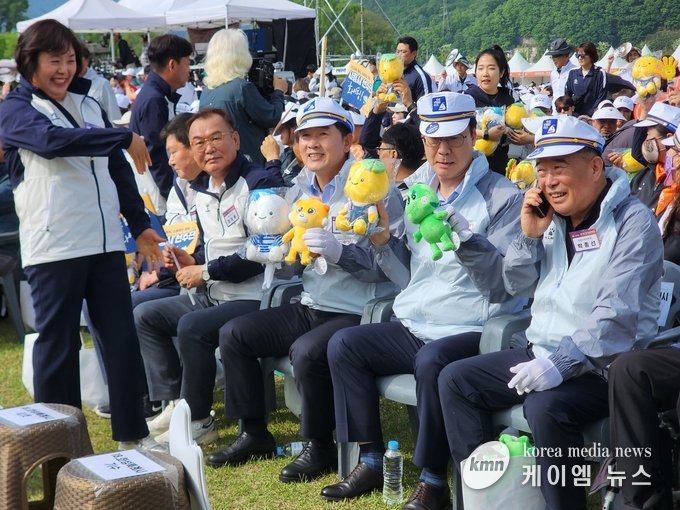 정명근시장이 선수들을 응원하고 있다. 사진/김영진 기자