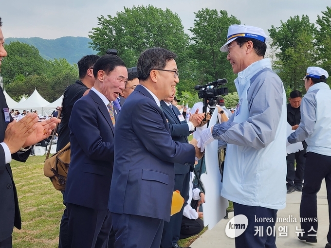 정명근 시장이 김동연 도지사와 인사를 나누고 있다. 사진/김영진 기자
