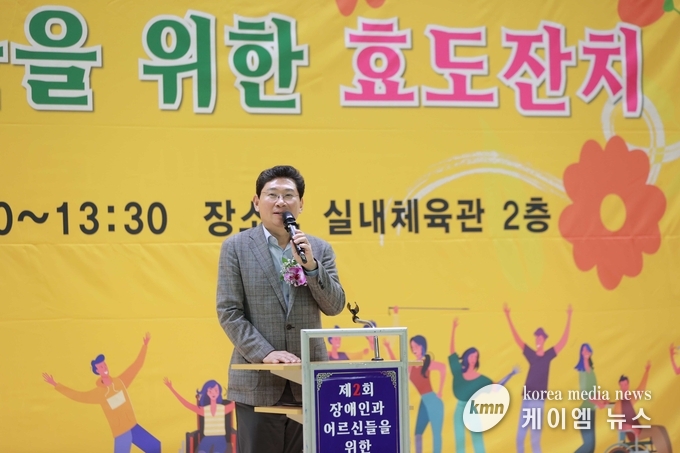 이상일 시장의 인사말을 시작으로 어르신과 장애인을위한 효도잔치를 진행하고 있다. 사진/용인특례시청 제공