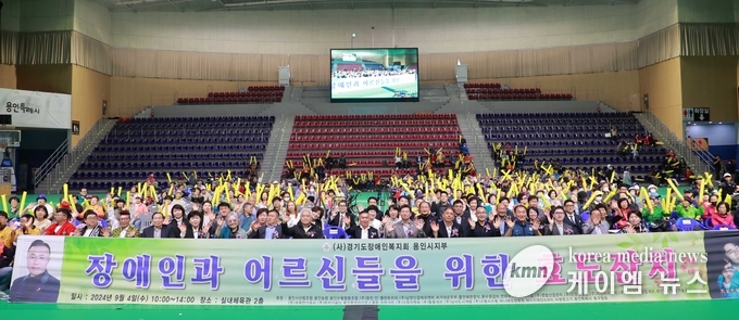 행사를 마치고 참석자들이 함께하고 있다.