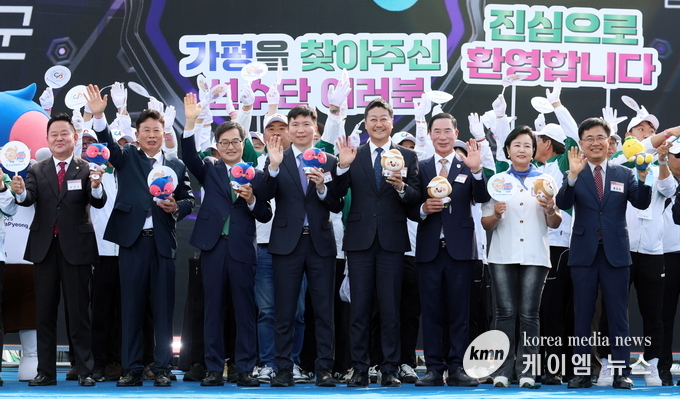 김 의장(좌측다섯번째)과 내빈들이 응원에 손길을 흔들고 있다.
