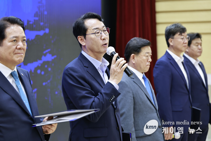 정명근 시장(왼쪽 두번째)이 신안산선 광역철도 안전시공을 위한 공동건의문 간담회에서 발언하고 있다. 사진/화성특례시청 제공