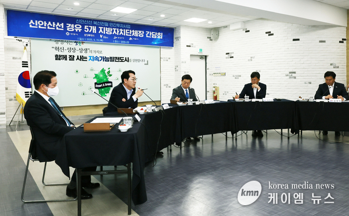 정명근 화성특례시장(왼쪽 두번째)이 신안산선 광역철도 안전시공을 위한 공동건의문 간담회에서 발언하고 있다.