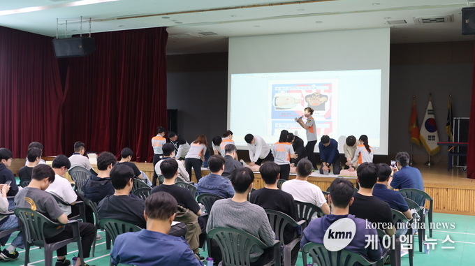 향남 여성 의용소 방대장이 심폐소생술을 진행하고 있다. 