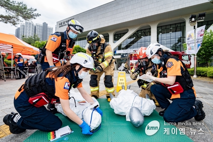 수원SK아트리움에서 현장 훈련을 하고 있다.