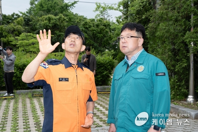 제1부시장이 현장 훈련 상황을 지켜보고 있다.