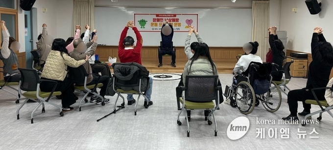 신체 상태에 맞는 운동 프로그램을 하고 있다.