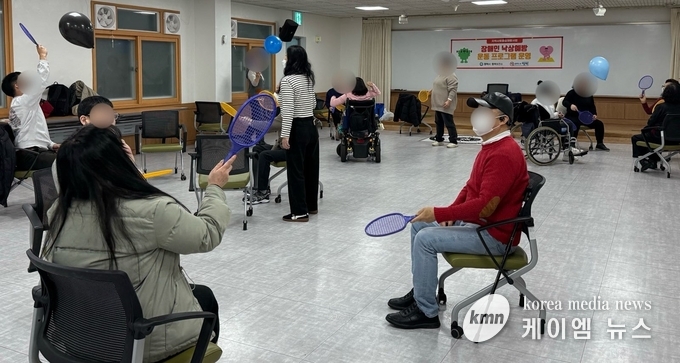 신체 상태에 맞는 운동 프로그램을 하고있다. 사진/평택시청 제공