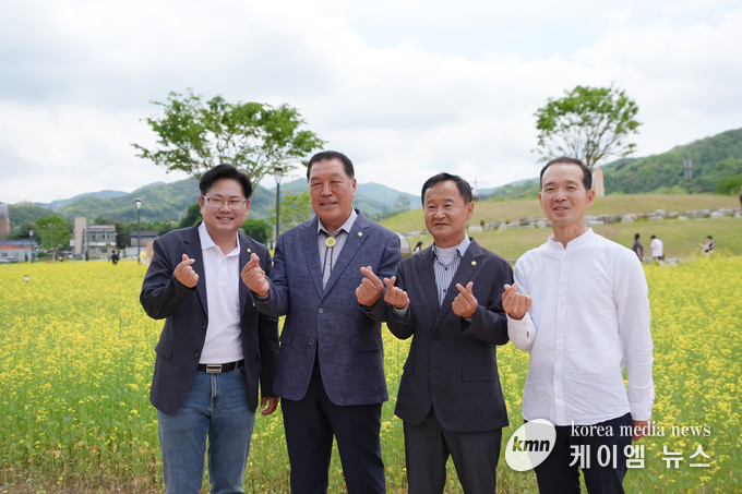 안성시의회가 금강호수에 하트를 날리고있다. 사진/안성시의회 제공