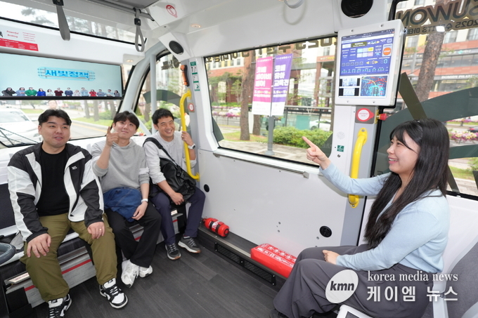2025 수원 ITS 아태총회 기간 중 운행 예정인 자율주행 차량 내부를 탑승자들이 둘러보고 있다.