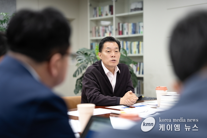 이재준 시장은 기업 투자유치, 각종 영향 평가 등 종합 추진계획을 면밀하게 수립하라고 당부하고있다. 사진/수원특례시청 제공