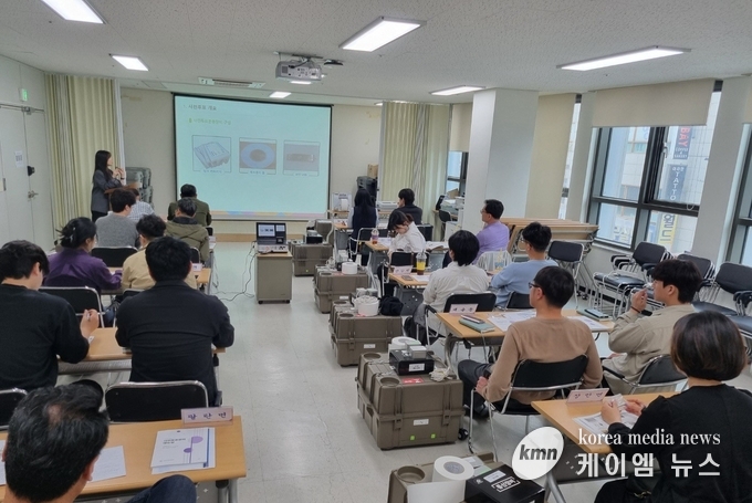  화성특례시가 20일 원활한 사전투표 진행을 위해 모의시험을 실시하고 있다, 사진/화성특례시청 제공