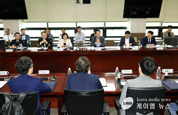 정명근 시장과 12개 민관기관 관계자들이 모빌리티(PM) 이용과 관련한 안전 문제의 해결 방안을 논의하고 있다.