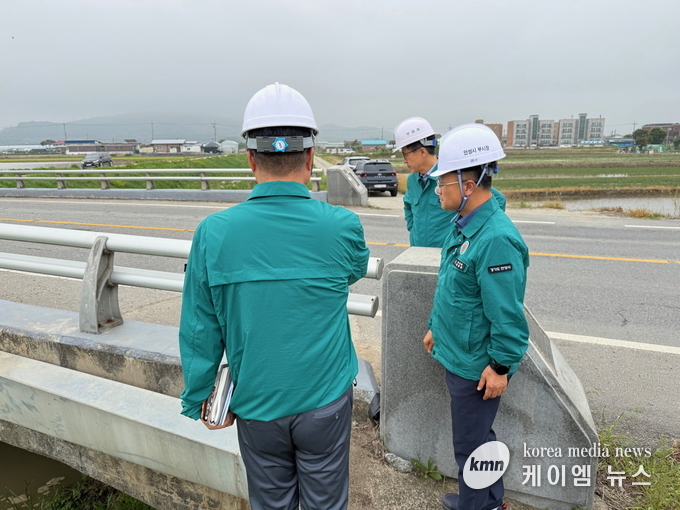 안성시 공사현장 및 토목시설물 대상 5주차 집중안전점검을 하고있다.
