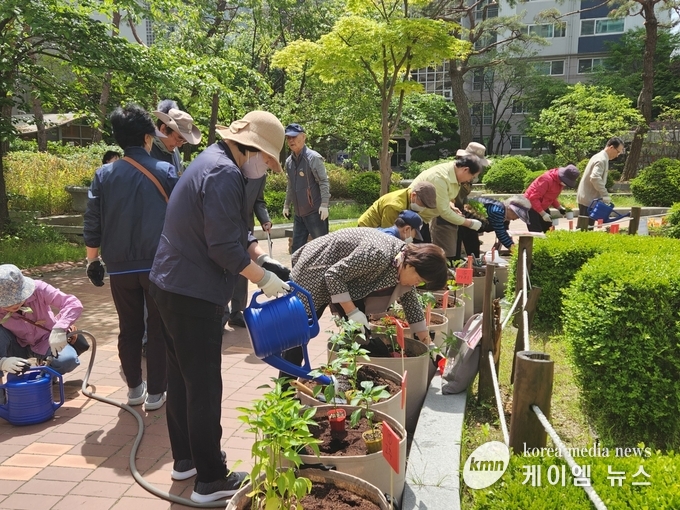 용인특례시는 지역 내 경로당을 대상으로 '찾아가는 실버텃밭'을 운영하고 있다. 사진/용인특례시청 제공