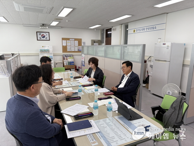박명수 의원은 수자원 본부로부터 평택호 유역 상⋅하류 상생협력 추진사항을 보고받고 있다. 사진/경기도의회 제공