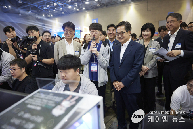  2025 플레이엑스포(PlayX4)에서 김동연 경기도지사 부스 라운딩을 하고 있다. 사진/경기도청 제공