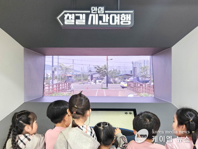 안성역 철교길의 역사 이야기를 듣고 있다.