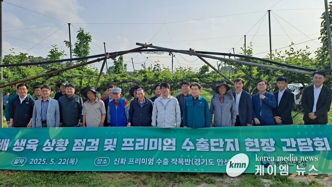간담회 후 기념촬영을 하고 있다.