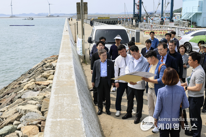 정명근시장이 22일 전곡항 일원에서 제15회 뱃놀이축제를 앞두고 막바지 로드체킹을 하고 있다.