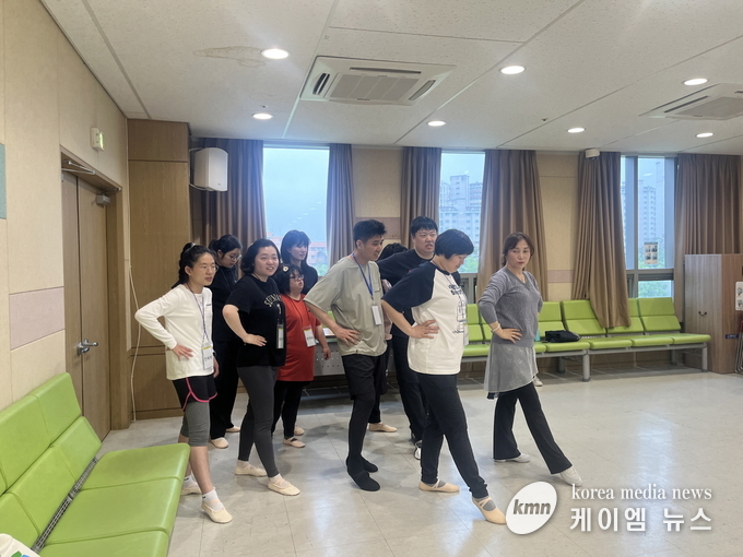  발레클래스에서 발레를 배우고 있다. 사진/수원특례시청 제공